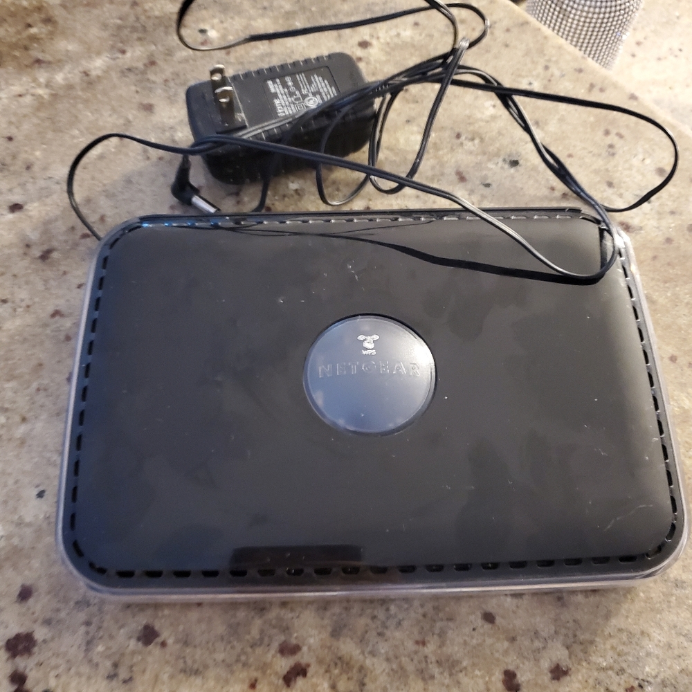 Netgear Duo RangeMax WNDR3300 300 Mbps 4-Port Wireless N Router w/ Adapter - Picture 5 of 10